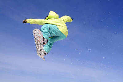 Snowboarder springt